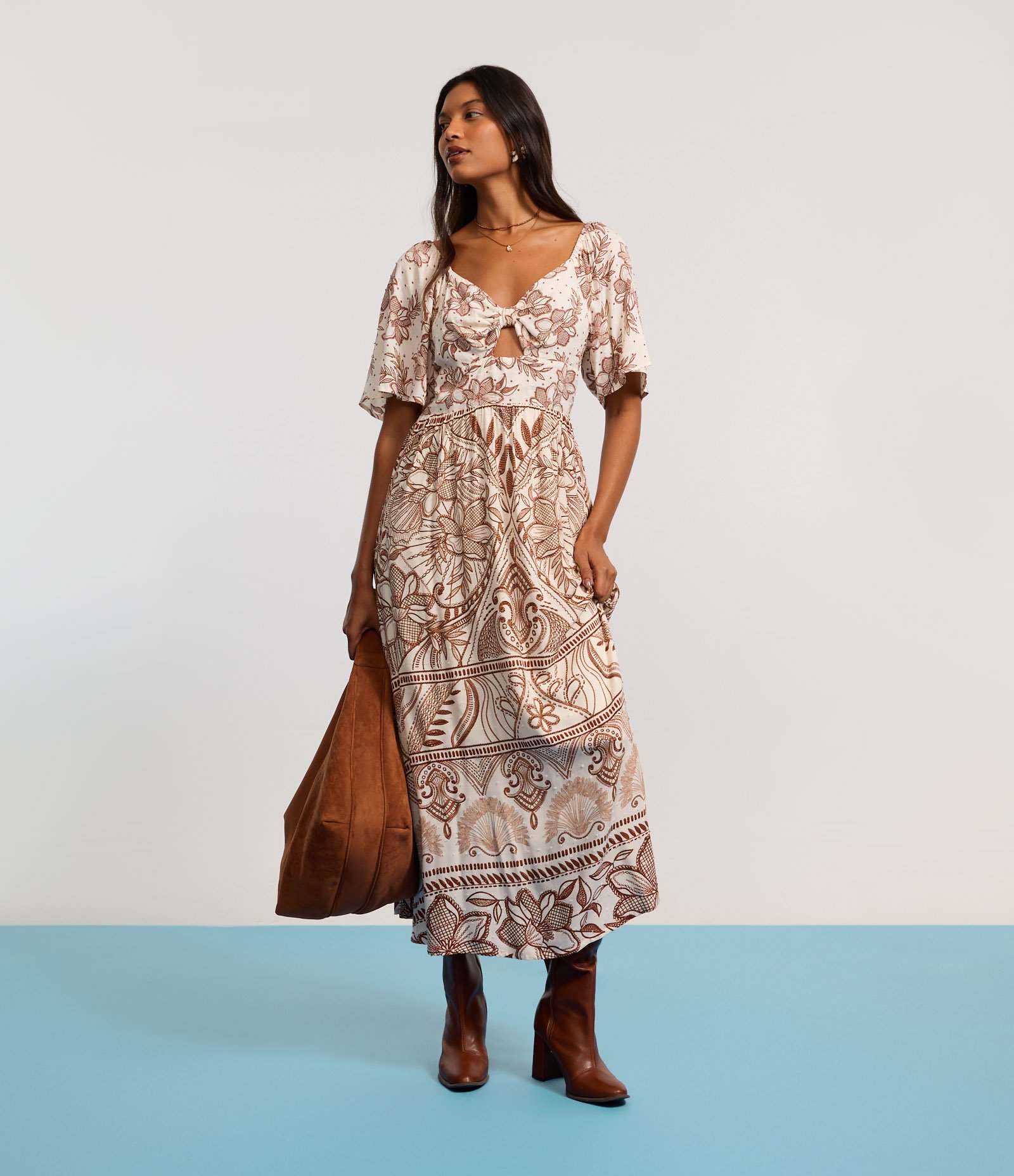 Vestido Evasê New Midi em Viscose Floral e Recorte Vazado no Busto Bege 5