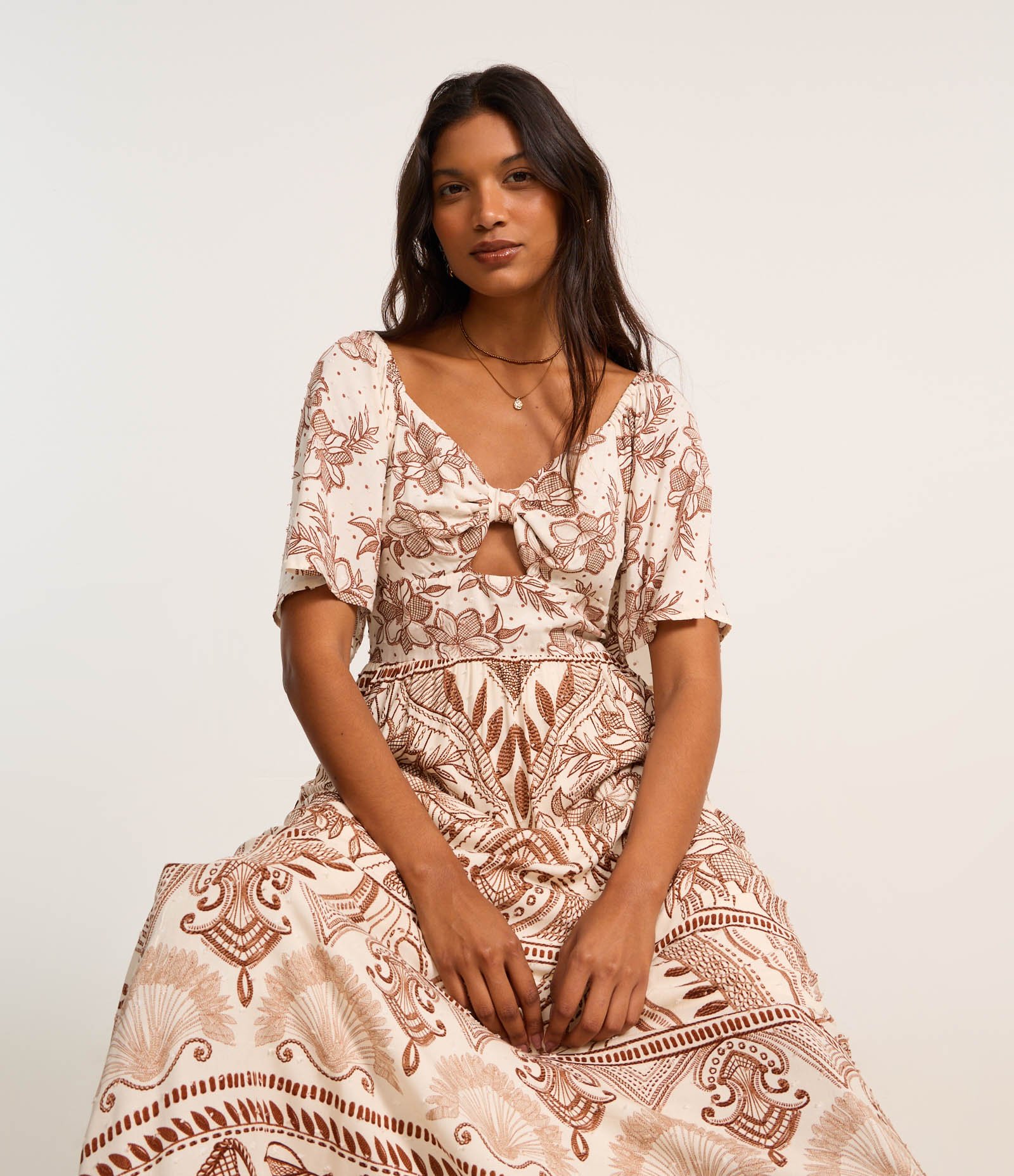 Vestido Evasê New Midi em Viscose Floral e Recorte Vazado no Busto Bege 1
