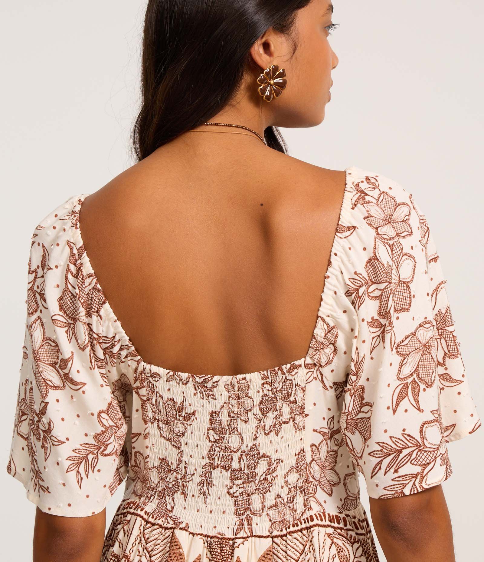 Vestido Evasê New Midi em Viscose Floral e Recorte Vazado no Busto Bege 4