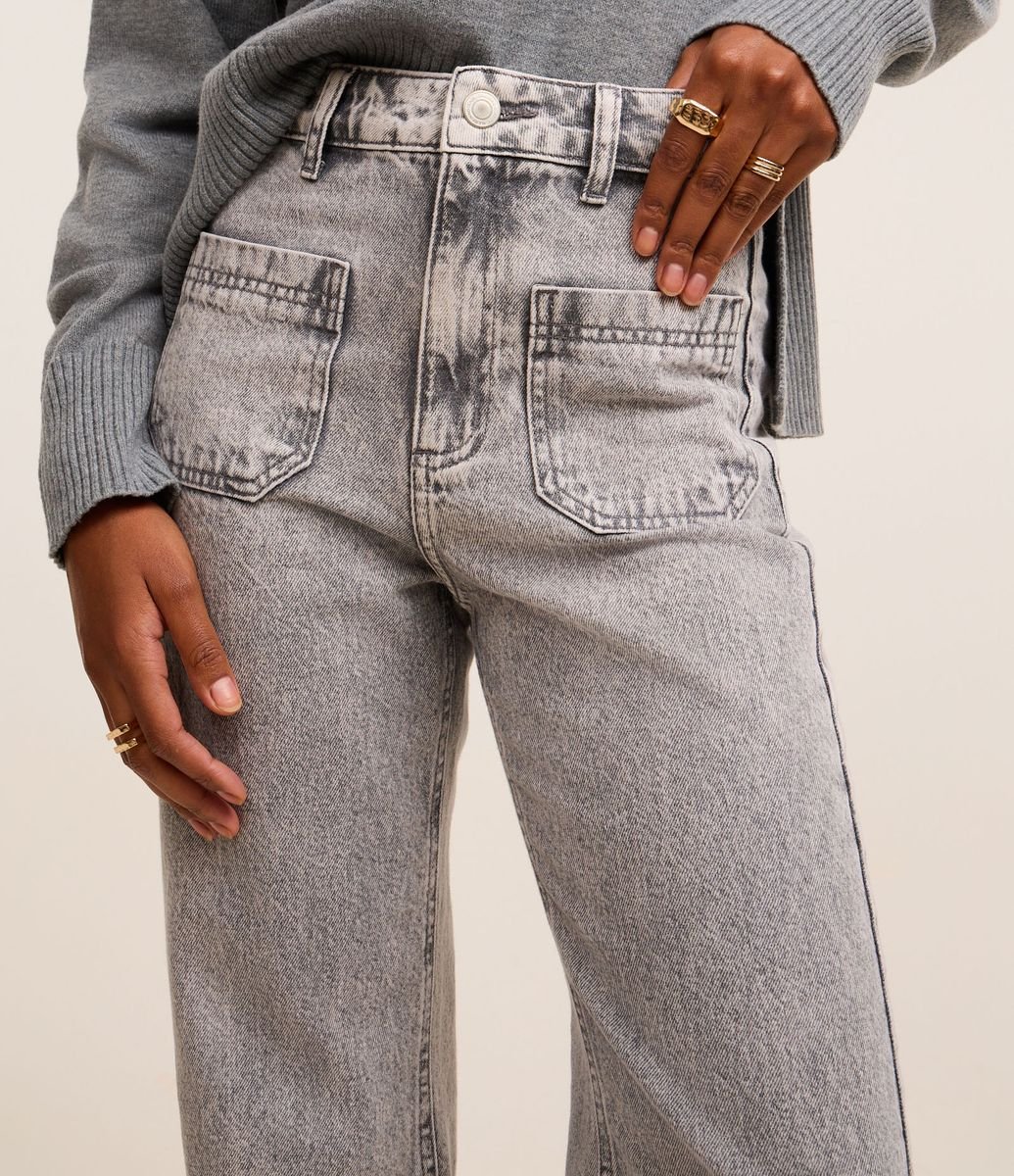Calça Reta Comfort em Jeans com Bolso Frontal Cinza