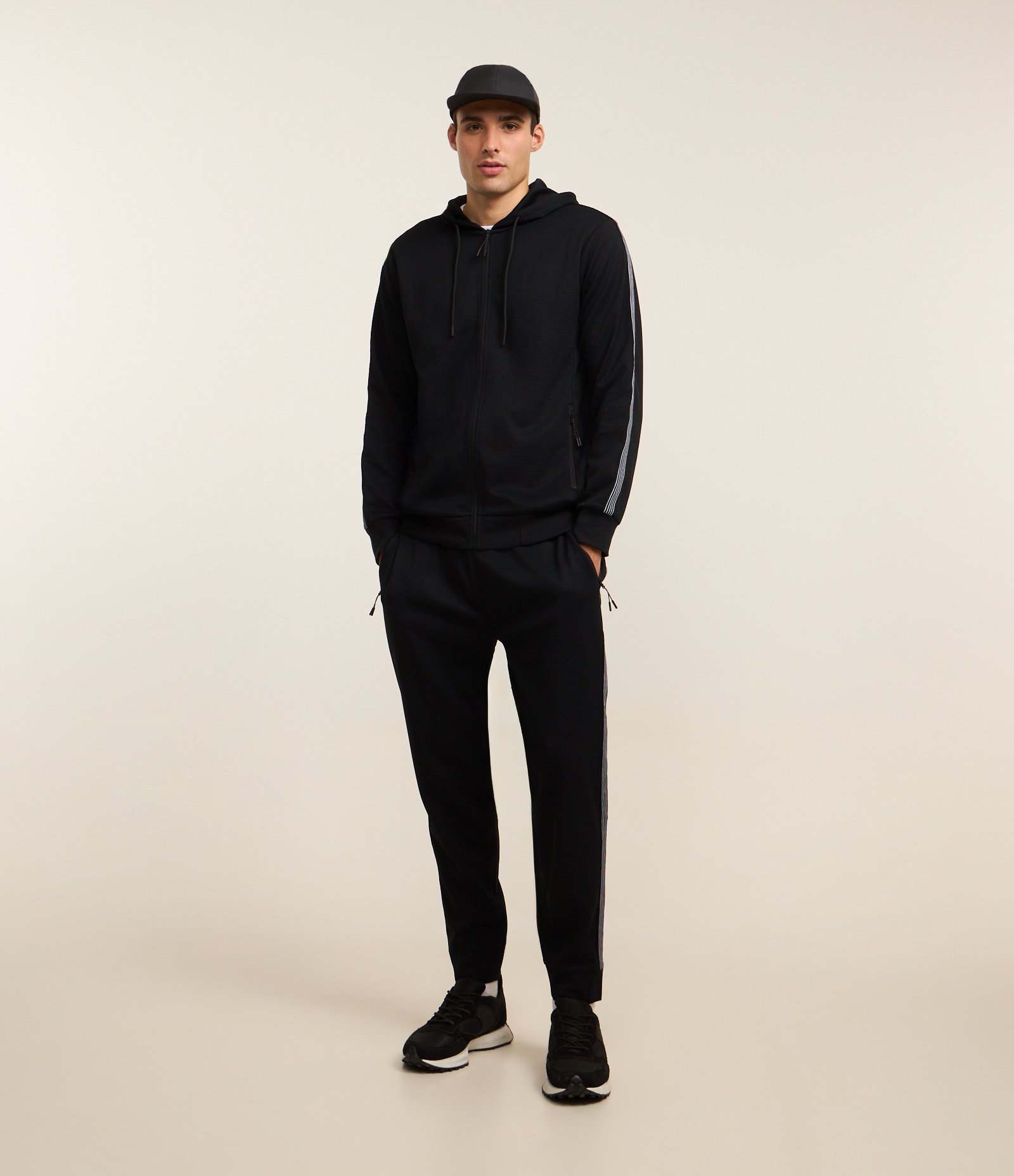 Casaco Esportivo Texturizado com Detalhe Contrastante e Bolsos Preto 2