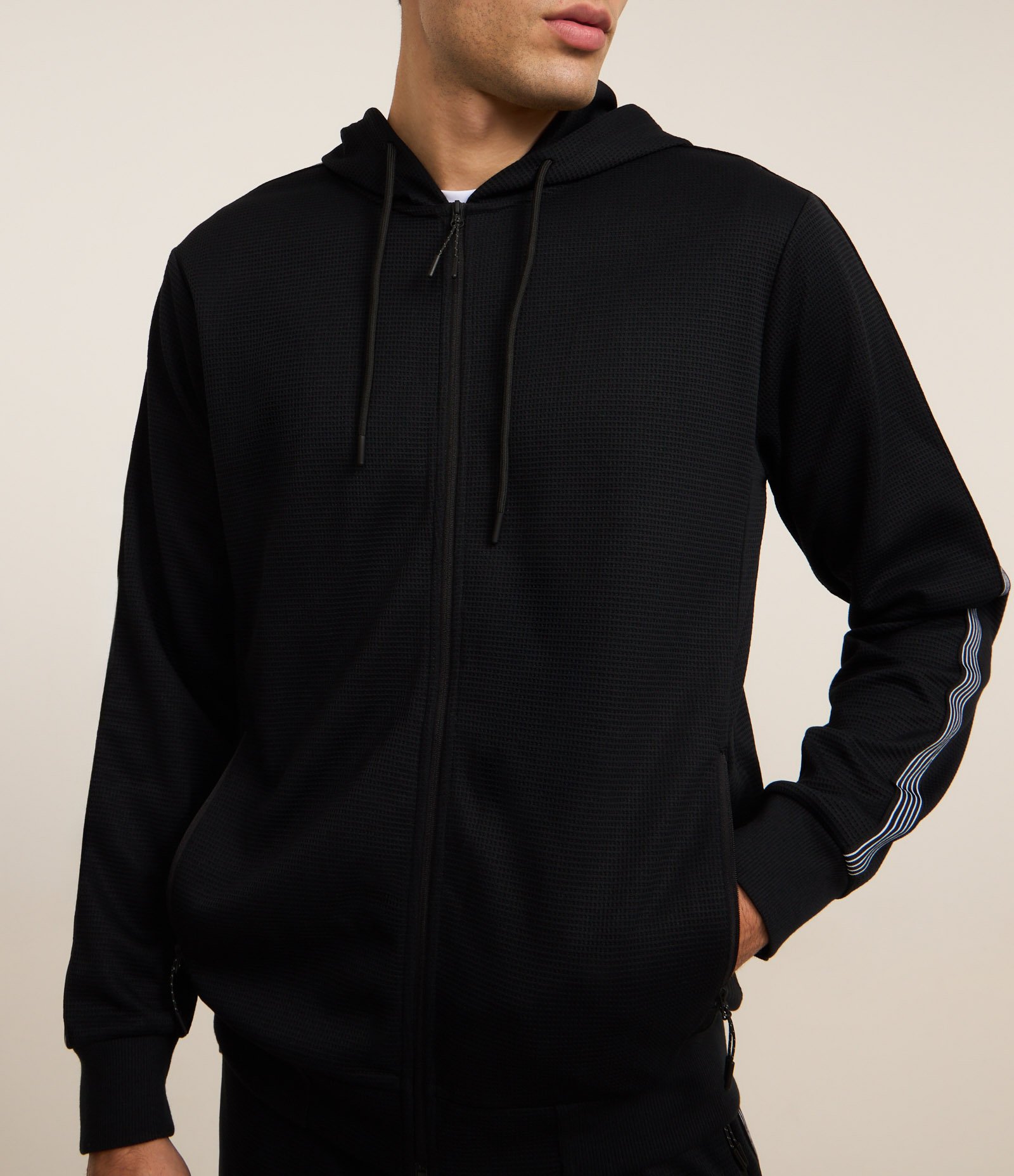 Casaco Esportivo Texturizado com Detalhe Contrastante e Bolsos Preto 3