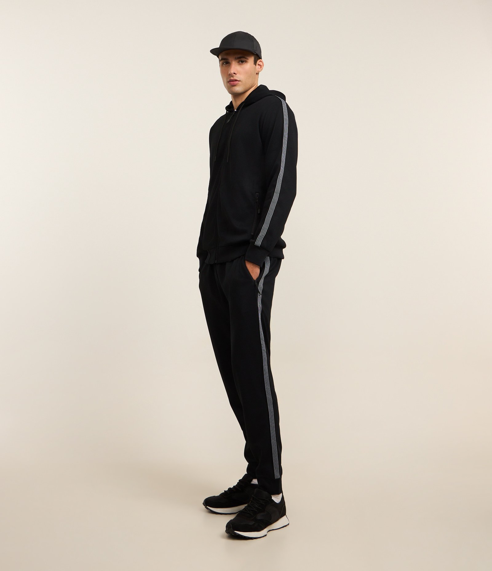Calça Esportiva com Cós Elástico e Detalhe Lateral Contrastante Preto 1