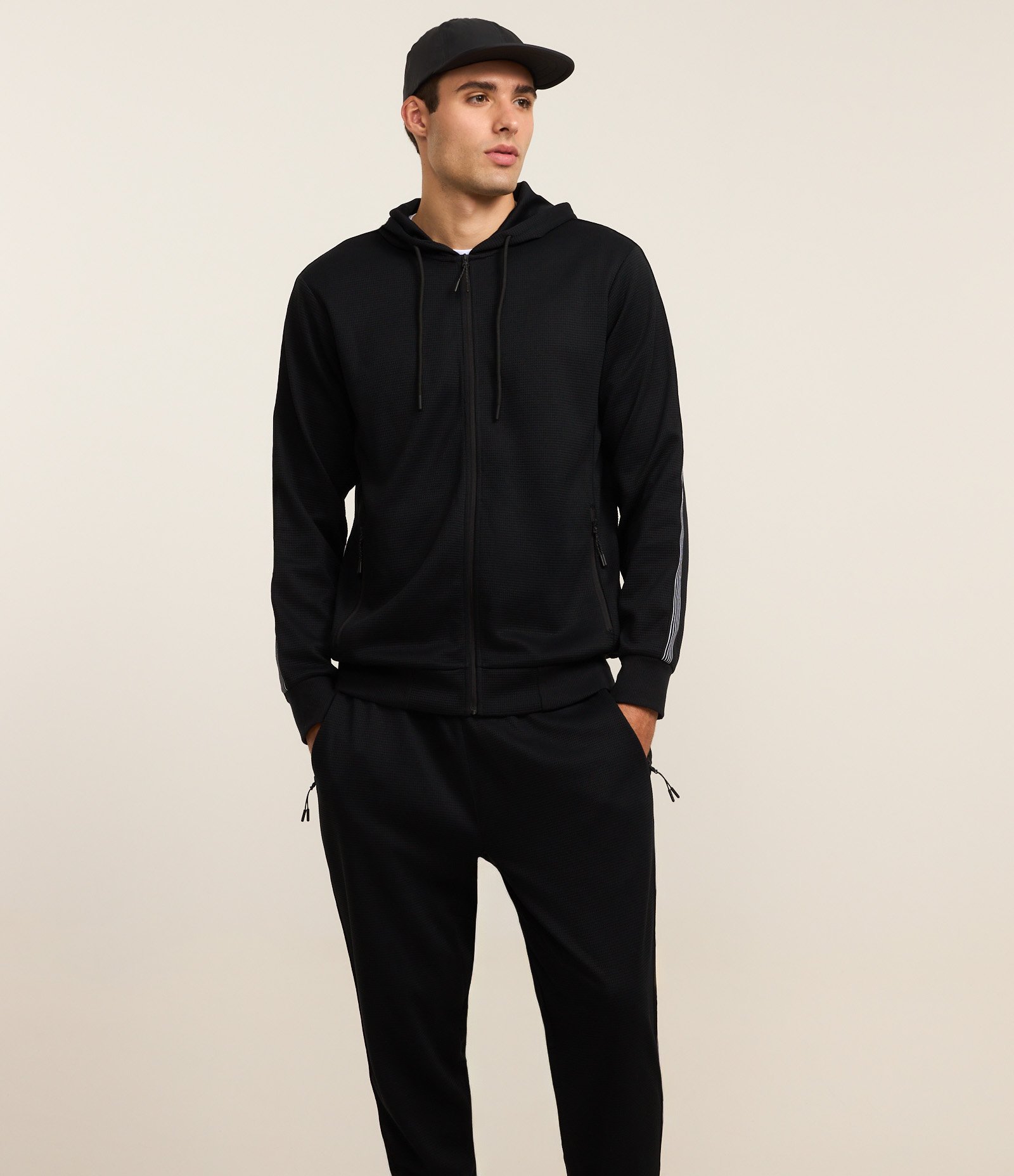 Calça Esportiva com Cós Elástico e Detalhe Lateral Contrastante Preto 4