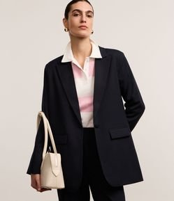 Blazer Oversized Alfaiatado com Risca de Giz e Fechamento Simples