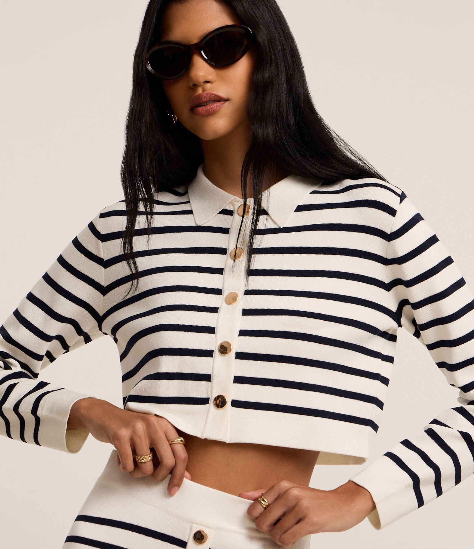 Cardigan Cropped Canelado em Tricô Listrado com Botões Preto/Branco 1