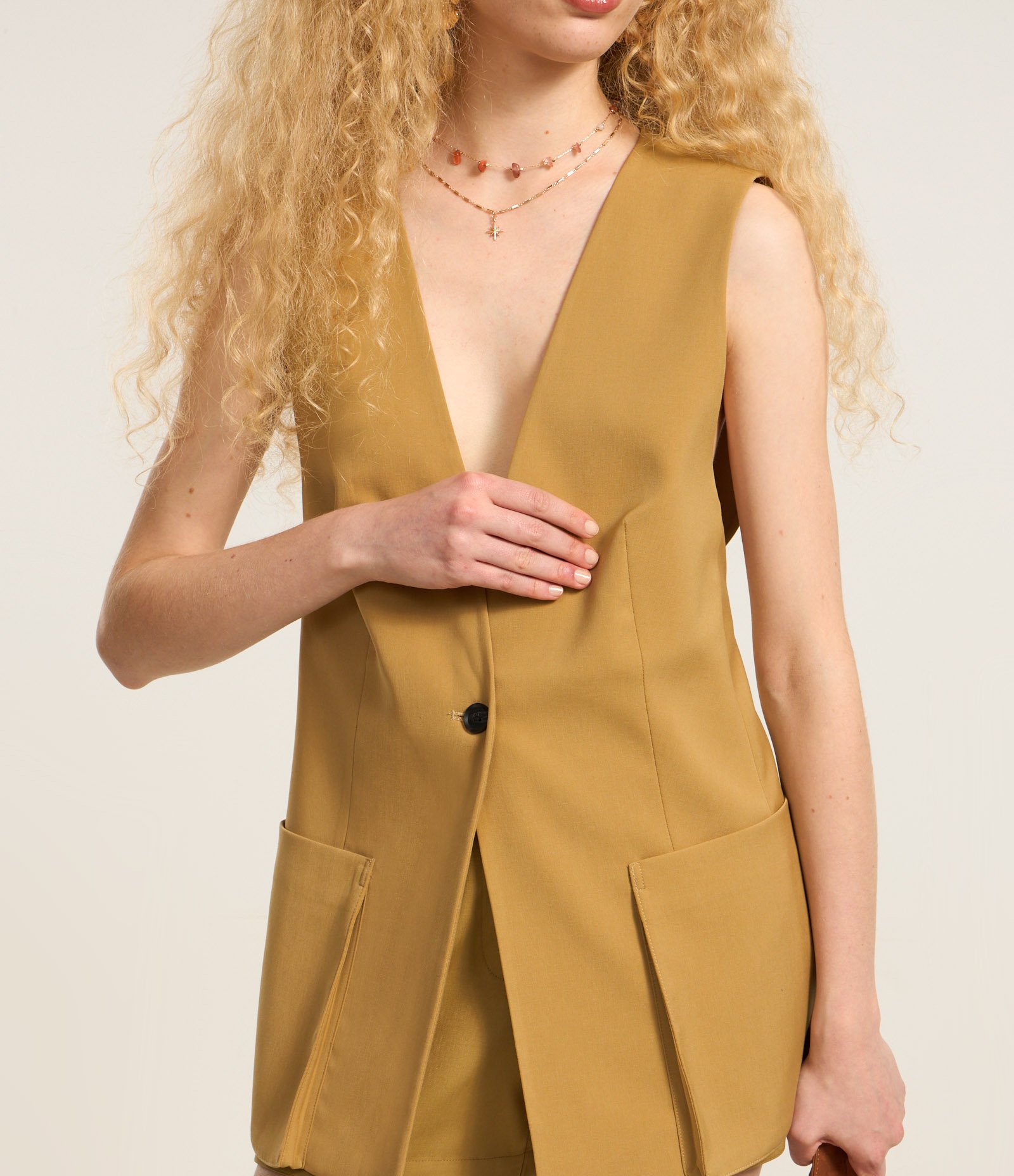 Colete Alongado em Sarja com Bolsos Fole Bege 4