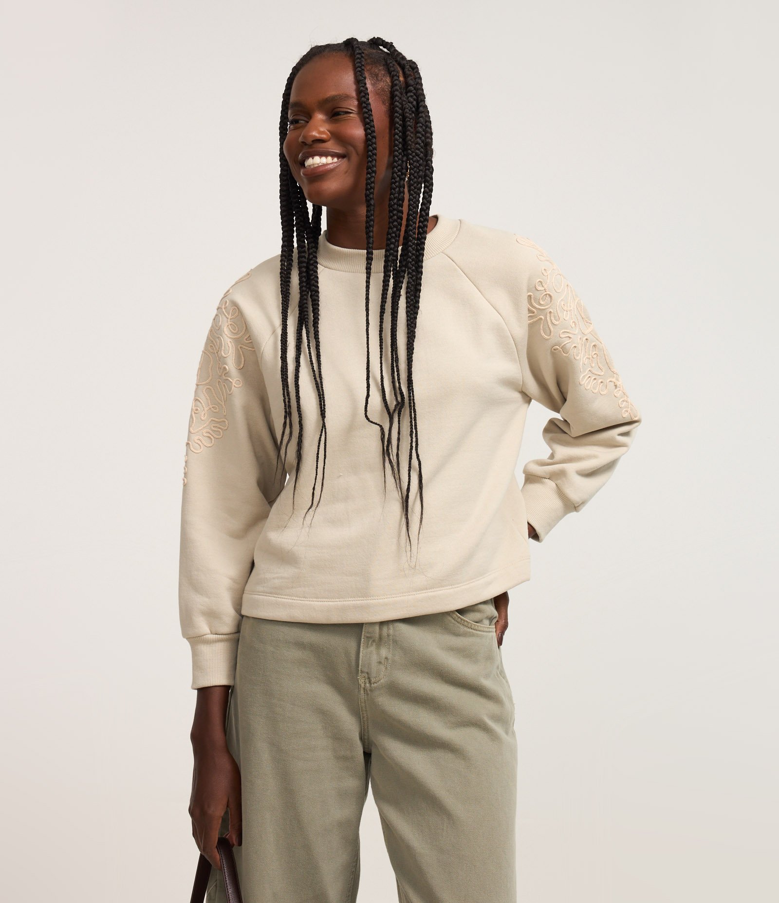 Blusa em Moletom com Bordados no Ombro e Mangas Bege Gelo 1