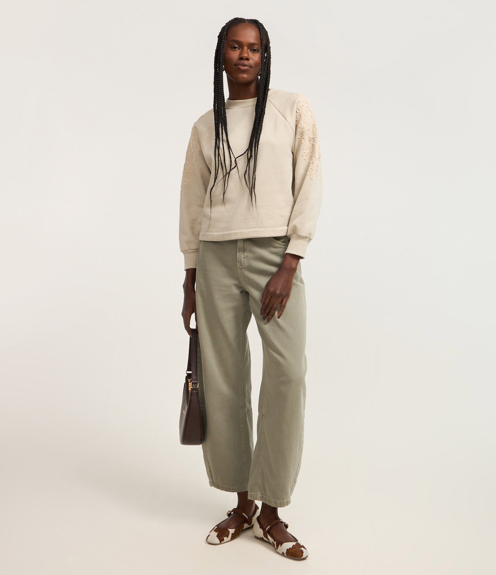 Blusa em Moletom com Bordados no Ombro e Mangas Bege Gelo 2