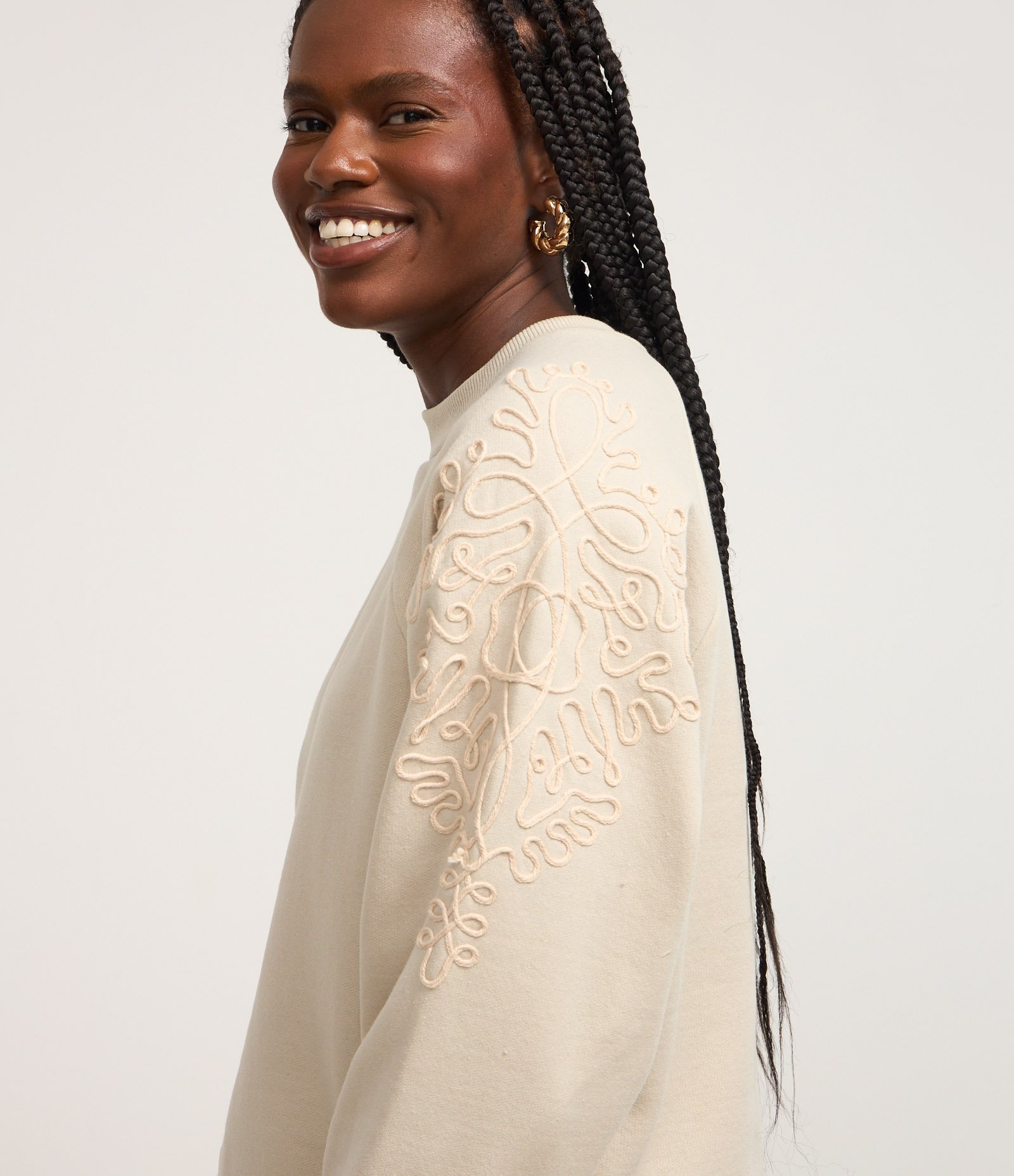 Blusa em Moletom com Bordados no Ombro e Mangas Bege Gelo 3