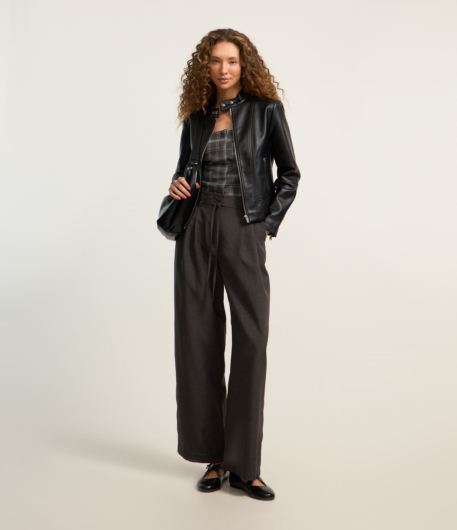 Calça Pantalona em Alfaiataria com Cinto Fino Preto 1