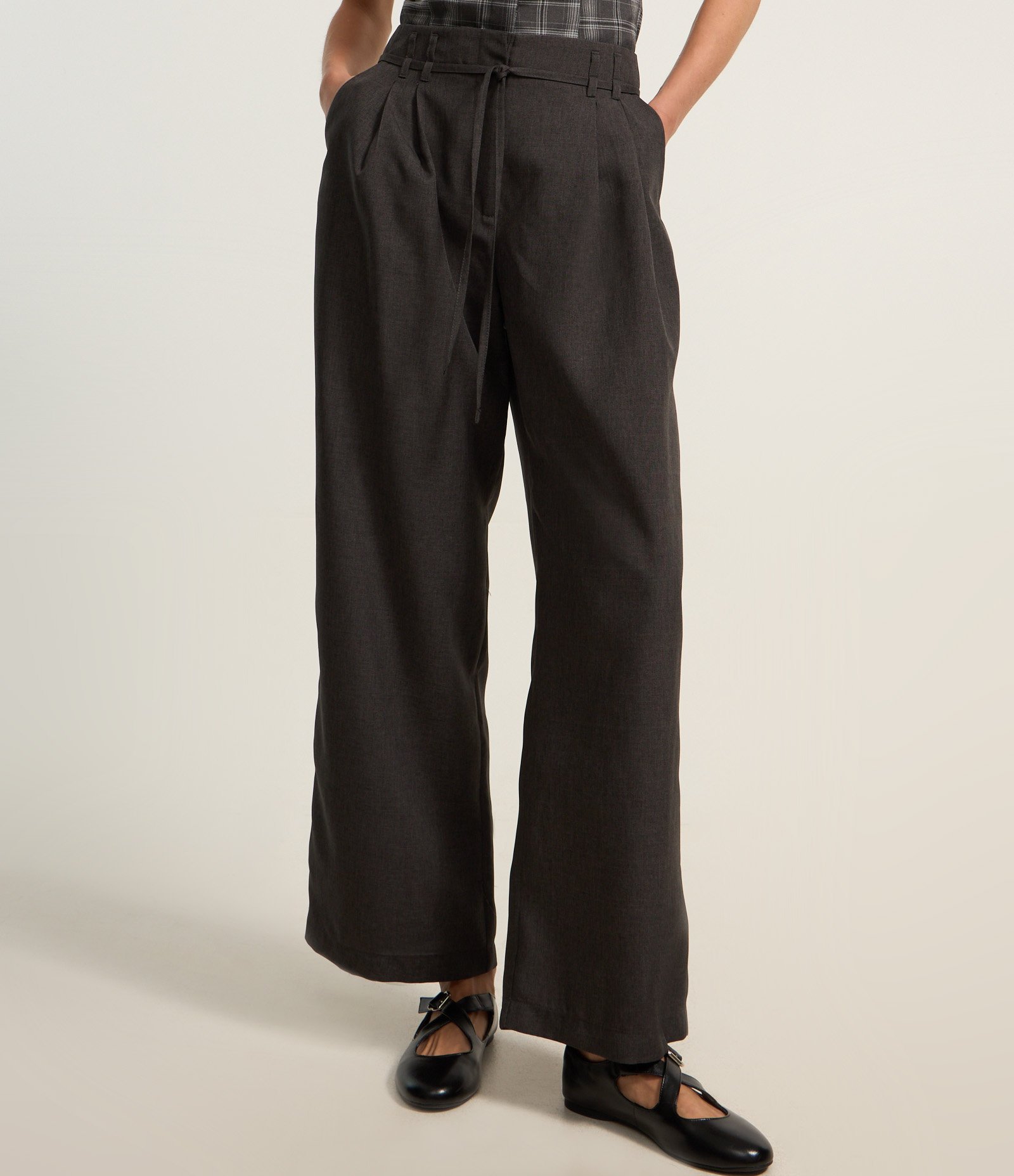 Calça Pantalona em Alfaiataria com Cinto Fino Preto 3