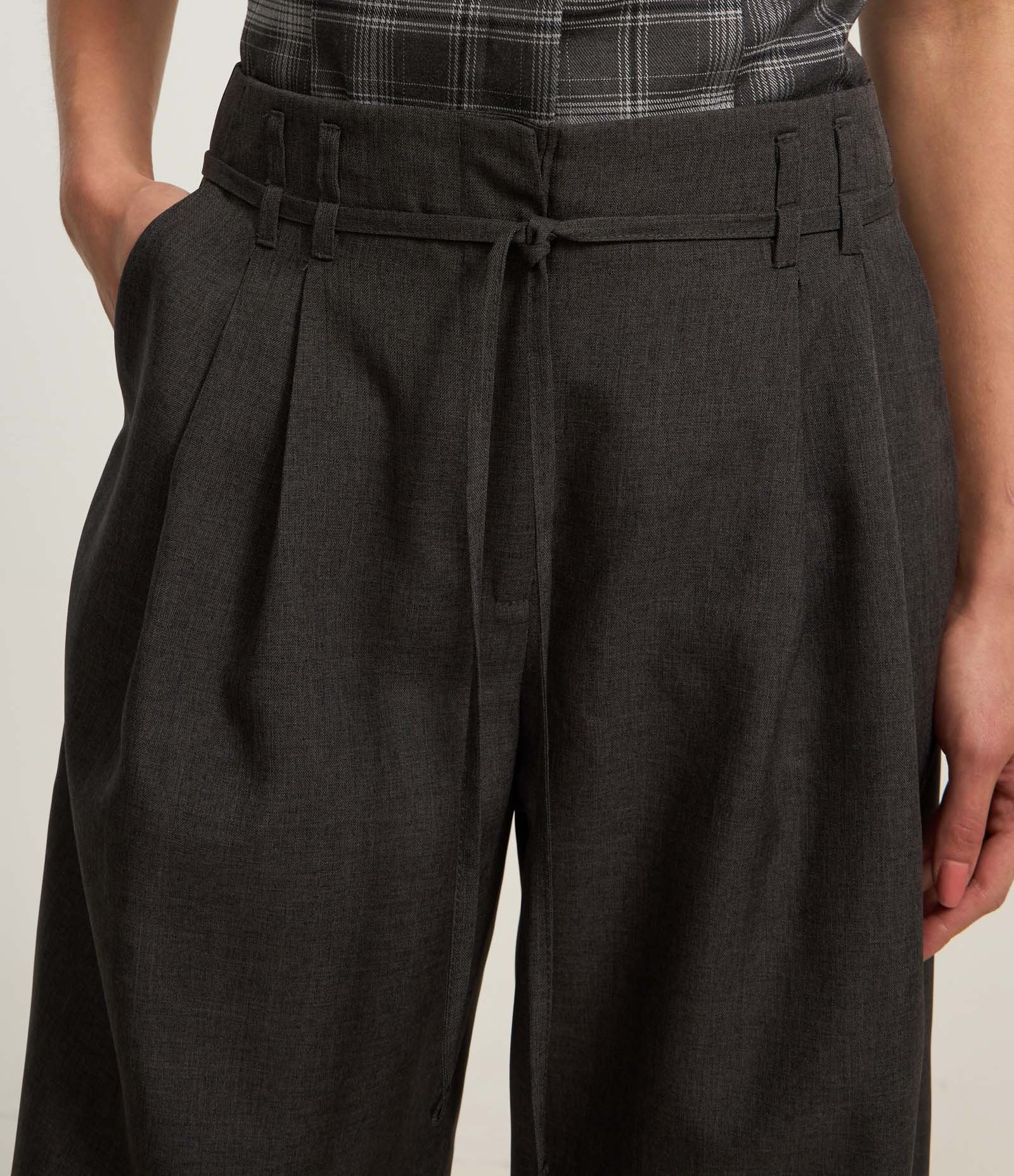 Calça Pantalona em Alfaiataria com Cinto Fino Preto 4