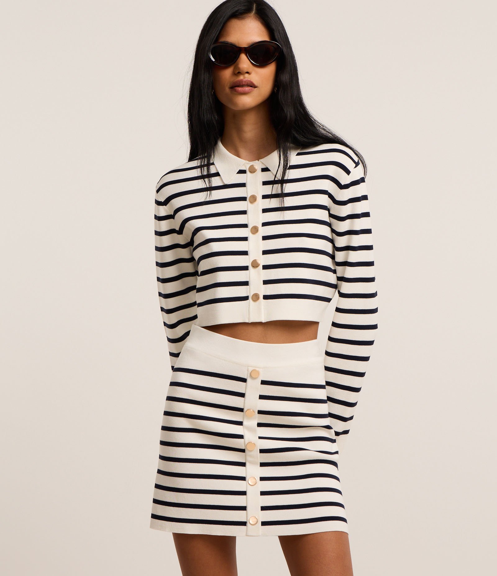 Saia Curta Listrada em Tricô com Botões Metalizados Preto/Branco 2