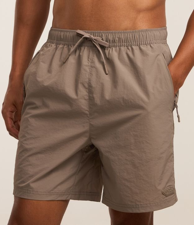 Bermuda Esportiva em Poliamida com Cós Elástico e Bolsos com Zíper