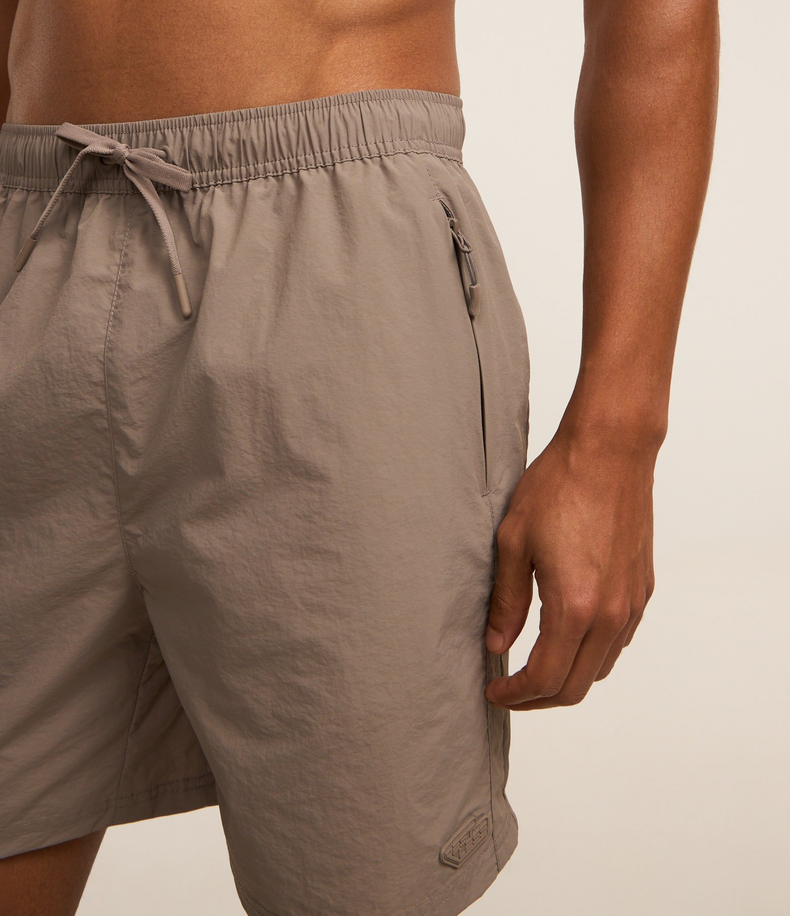 Bermuda Esportiva em Poliamida com Cós Elástico e Bolsos com Zíper Marrom 4