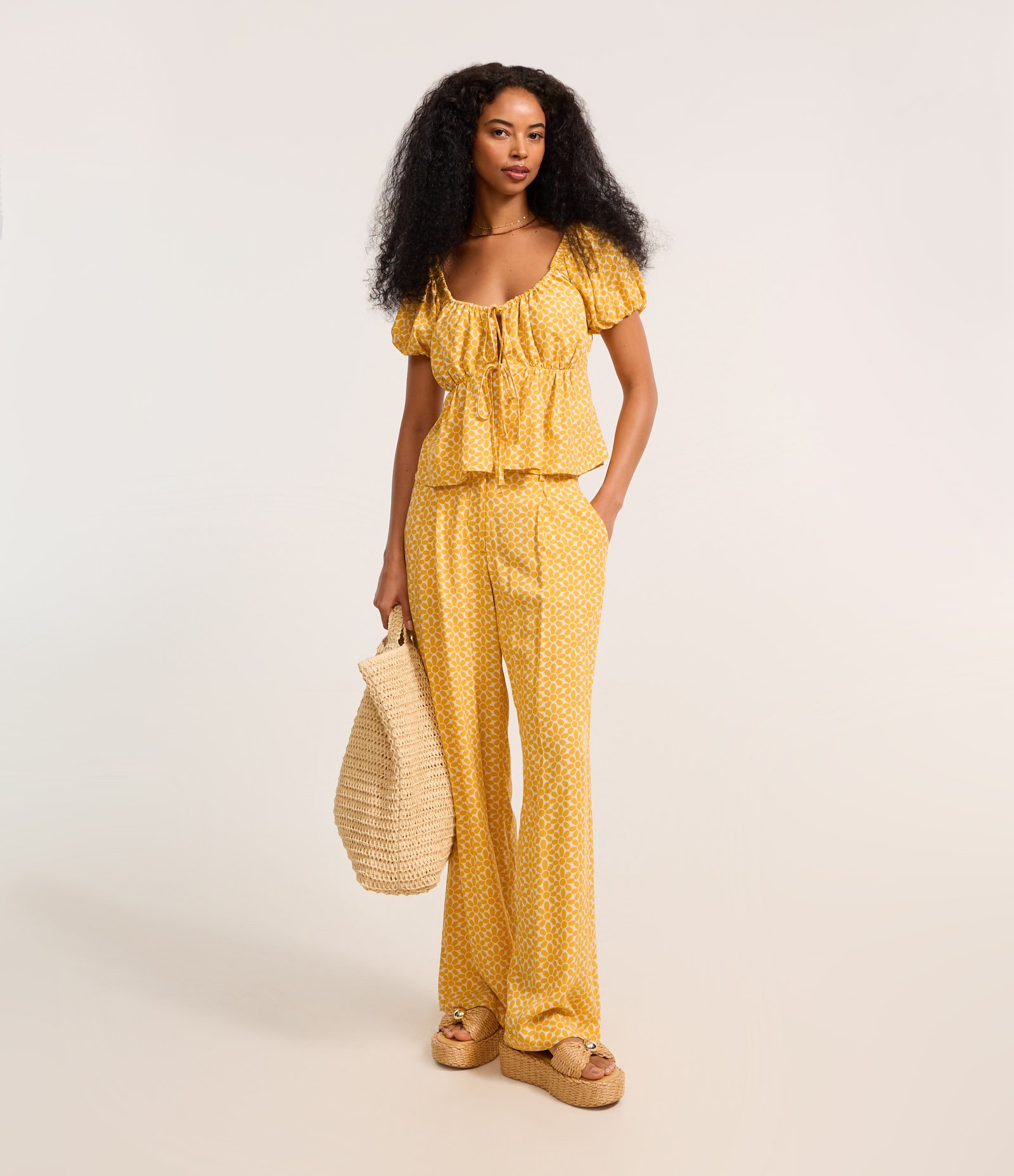 Calça Wide Leg em Viscose Twill com Cintura Alta Estampa Gravataria Amarelo 1