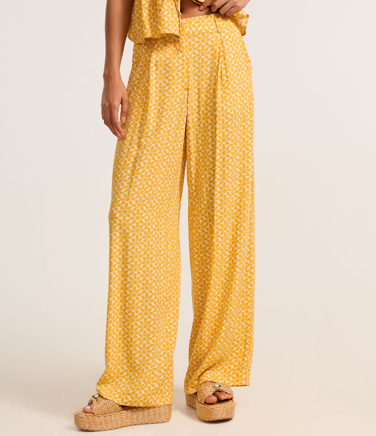 Calça Wide Leg em Viscose Twill com Cintura Alta Estampa Gravataria Amarelo 3