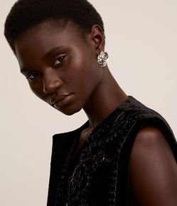 Brinco Botão com Forma de Rosa