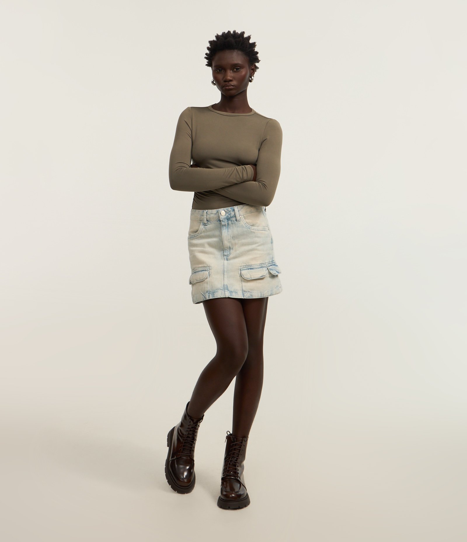 Saia Curta em Jeans com Bolso Cargo Azul 1