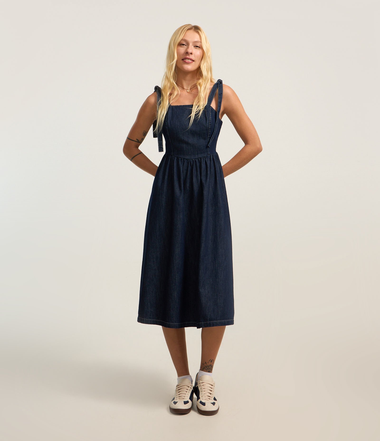 Vestido Midi em Jeans com Amarração nos Ombros e Lastex Azul 2