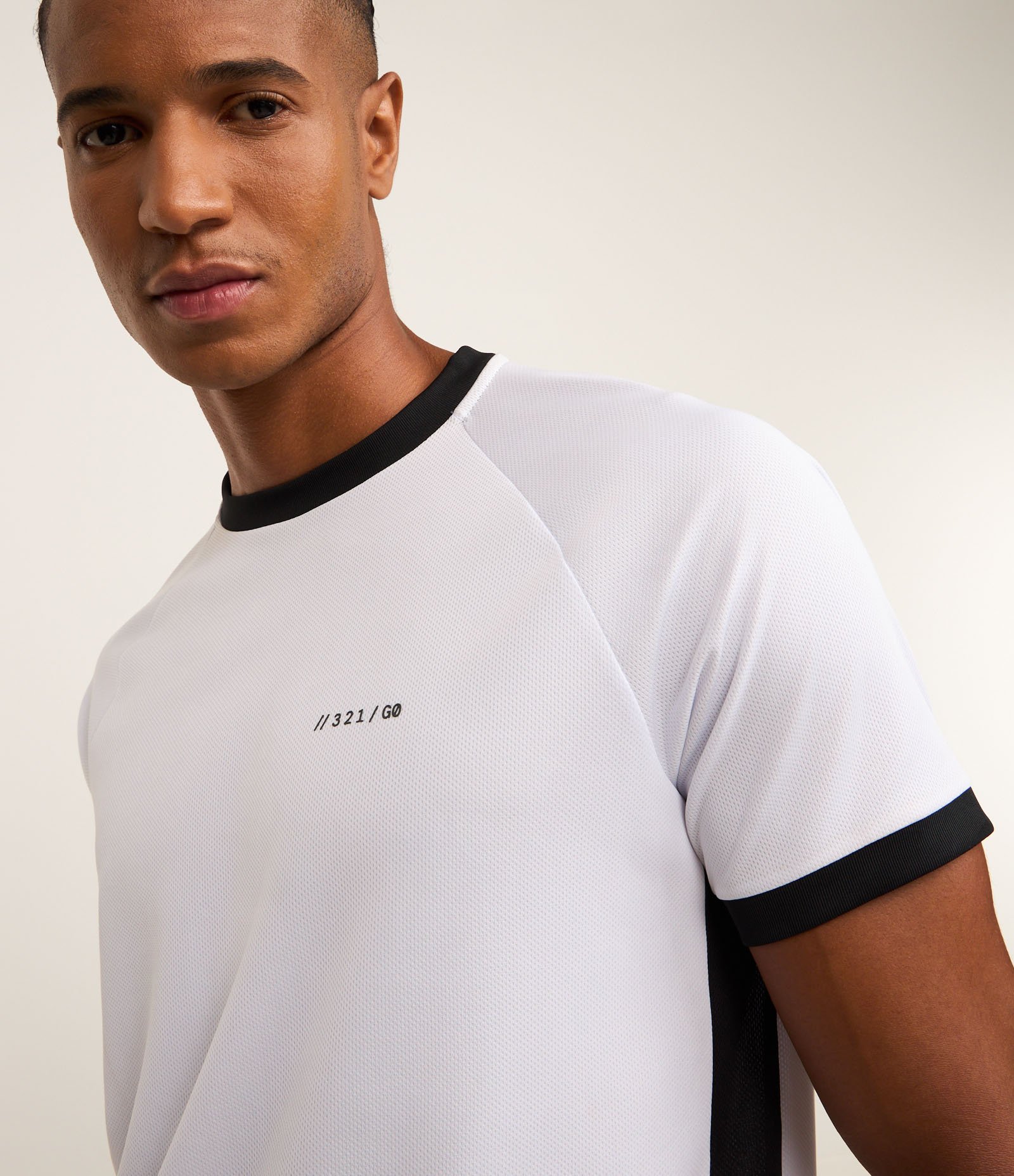 Camiseta Esportiva de Futebol em Tecnologia Dry em Recortes Contrastantes Branco 3