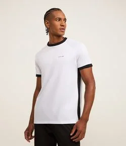 Camiseta Esportiva de Futebol em Tecnologia Dry em Recortes Contrastantes