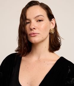 Brinco Botão em Metal com Formato de Rosa