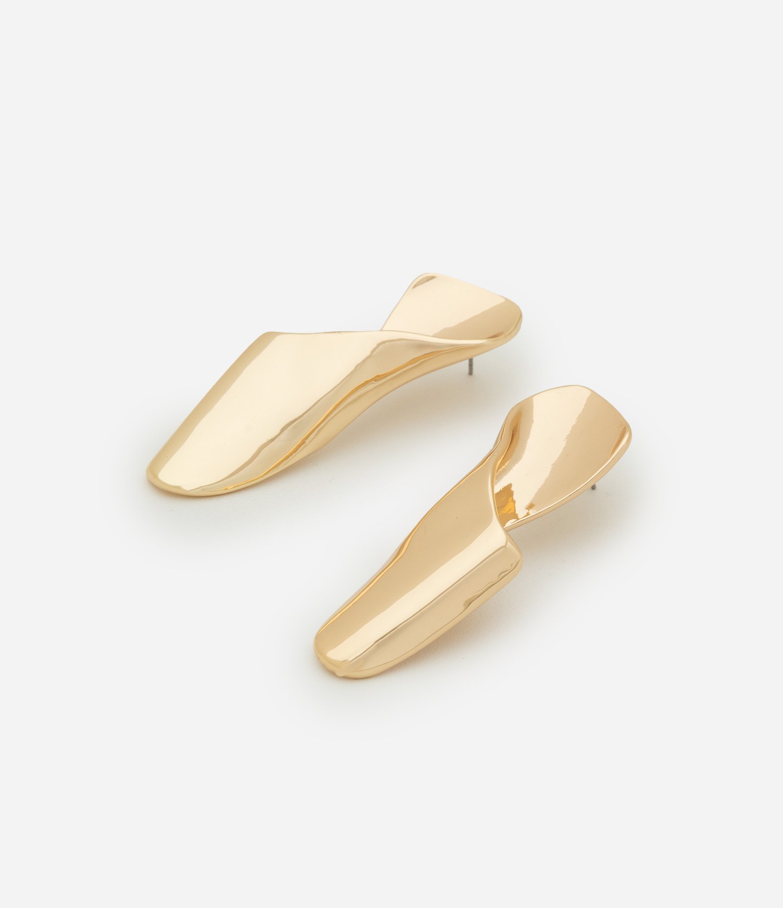 Brinco Médio com Placa Torcida Dourado 2