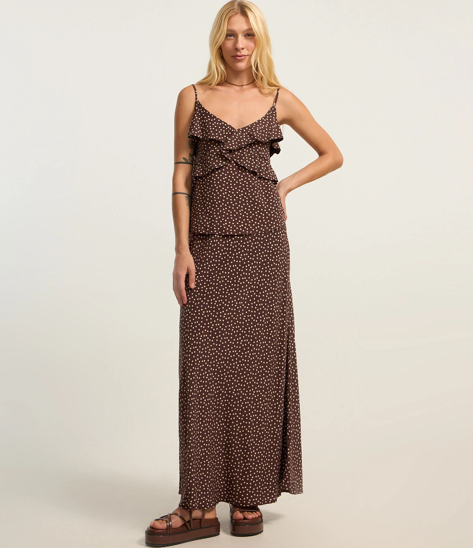 Blusa de Alça em Viscose com Babados e Estampa Poá Marrom 2