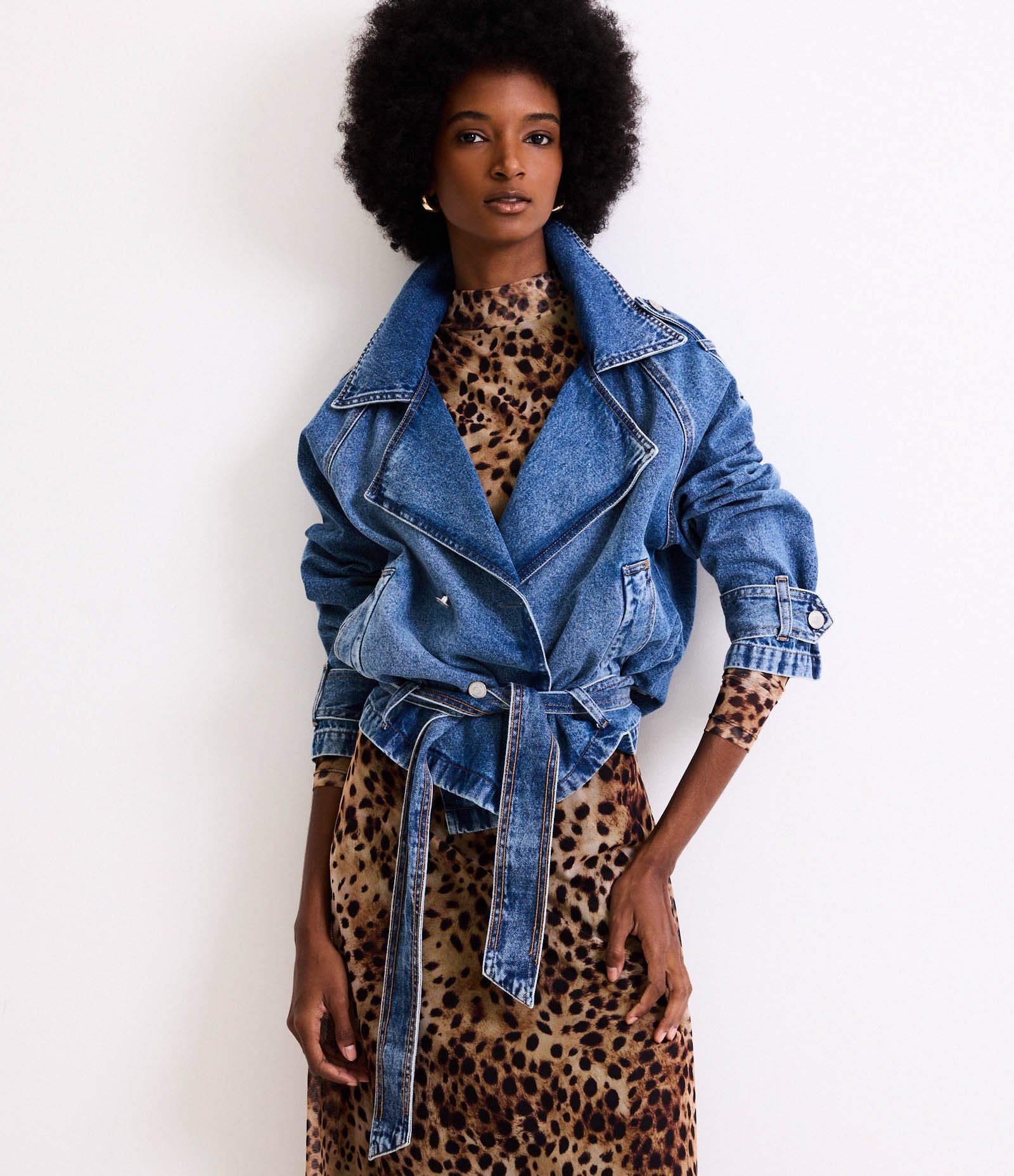 Jaqueta Trench Coat em Jeans com Botões e Amarração Azul 2