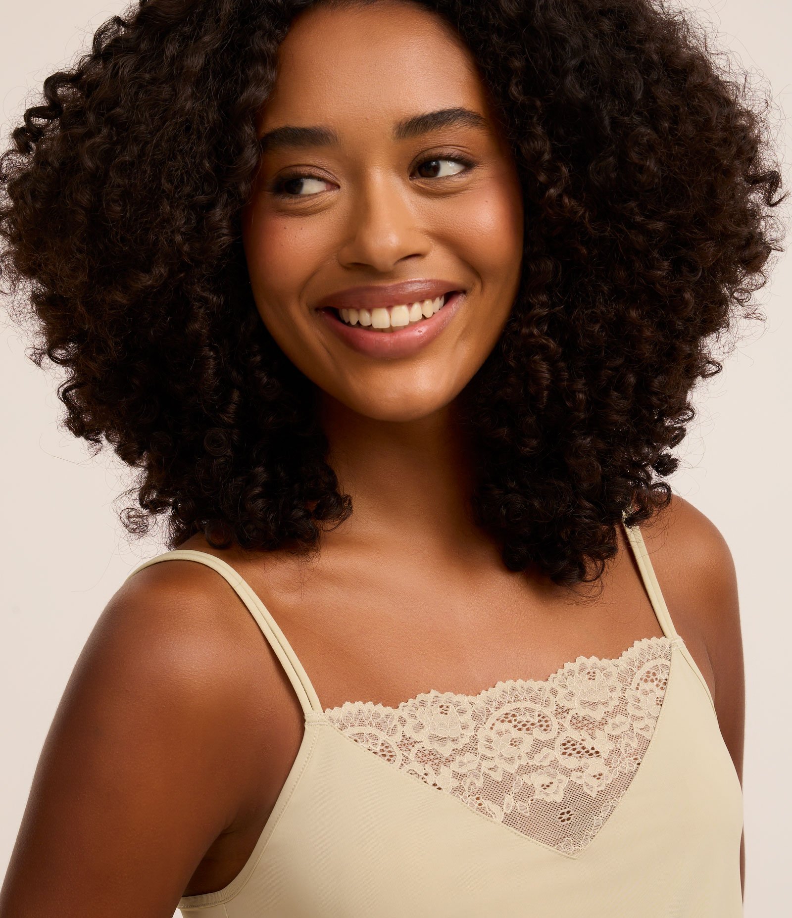 Pijama Short Doll em Microfibra com Renda Amarelo 2
