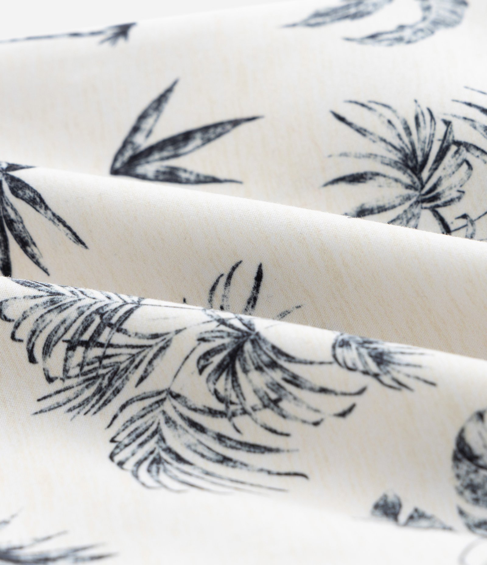 Bermuda Infantil com Estampa Folhagem - Tam 5 A 14 Anos Branco 3