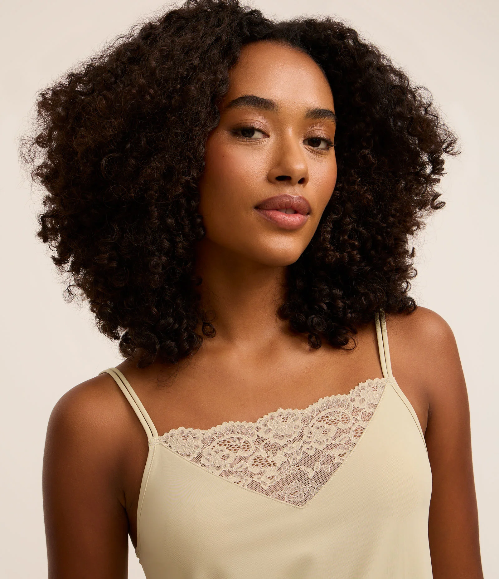 Camisola Curta de Alças com Detalhe em Renda Verde 2