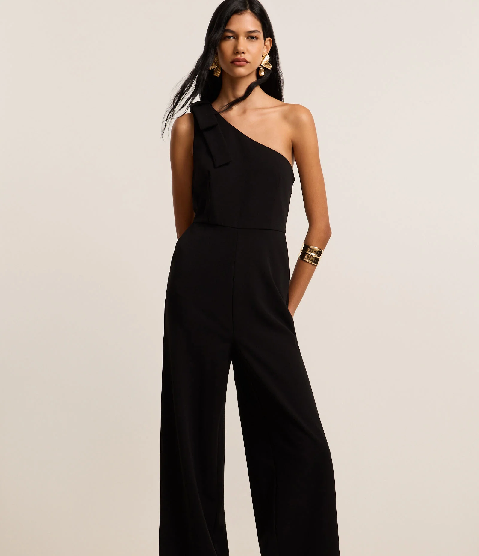 Macacão em Crepe com Decote Ombro Só e Pences Preto 1