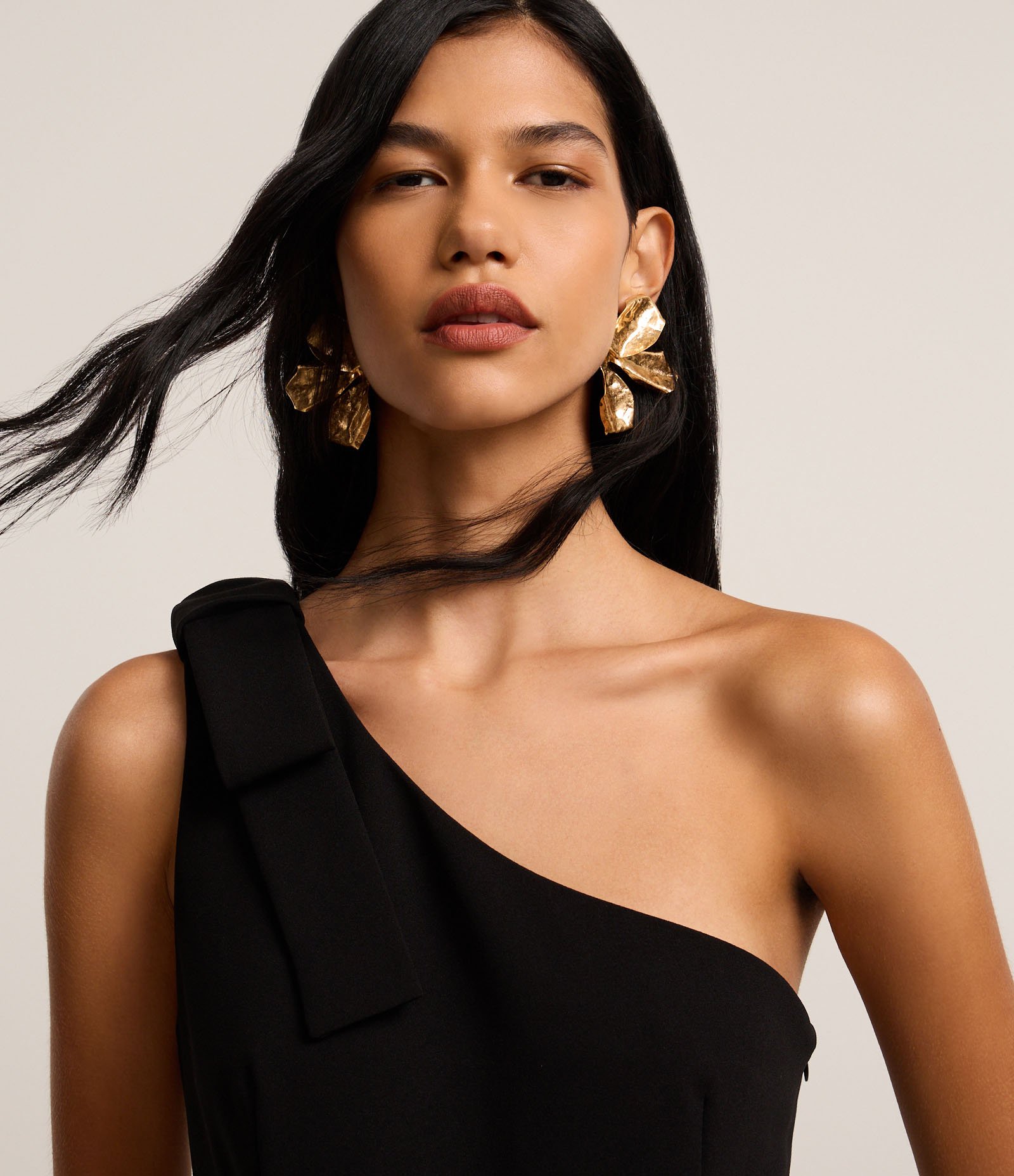 Macacão em Crepe com Decote Ombro Só e Pences Preto 3