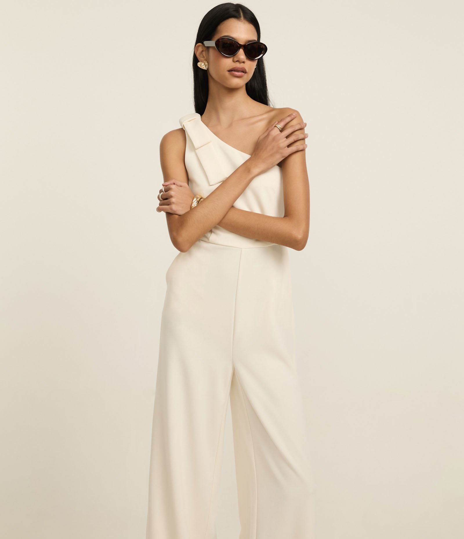 Macacão em Crepe com Decote Ombro Só e Pences Off White 1