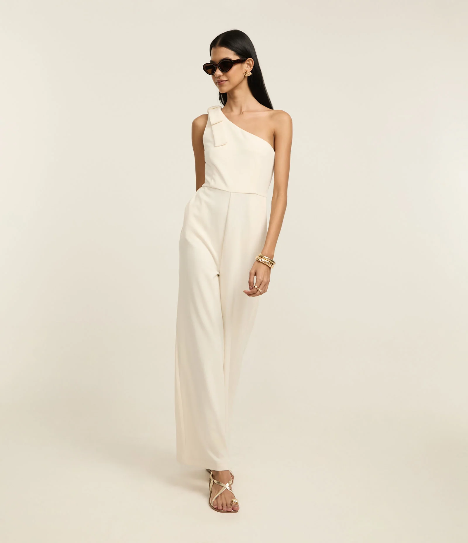 Macacão em Crepe com Decote Ombro Só e Pences Off White 2