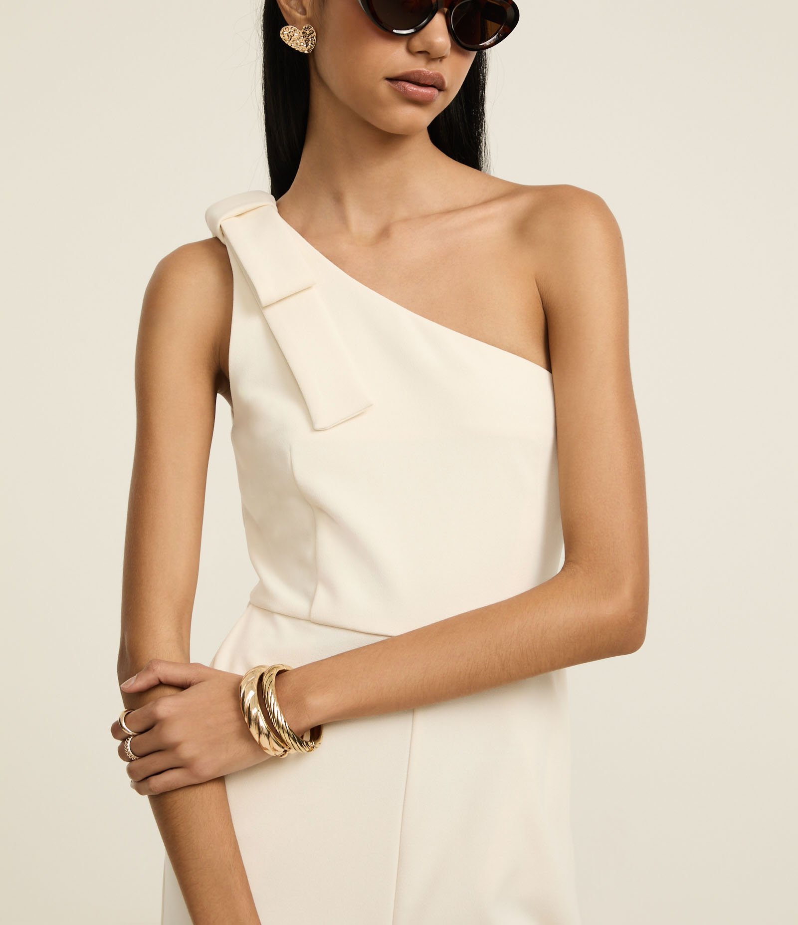 Macacão em Crepe com Decote Ombro Só e Pences Off White 3