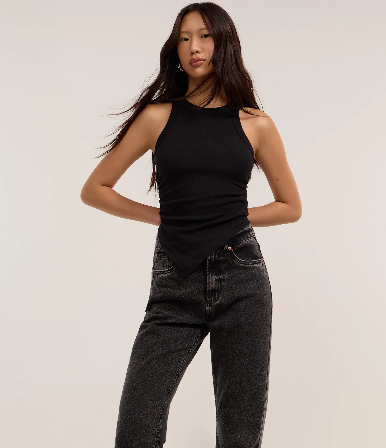 Calça Reta em Jeans com Leves Puídos nos Bolsos Preto 2