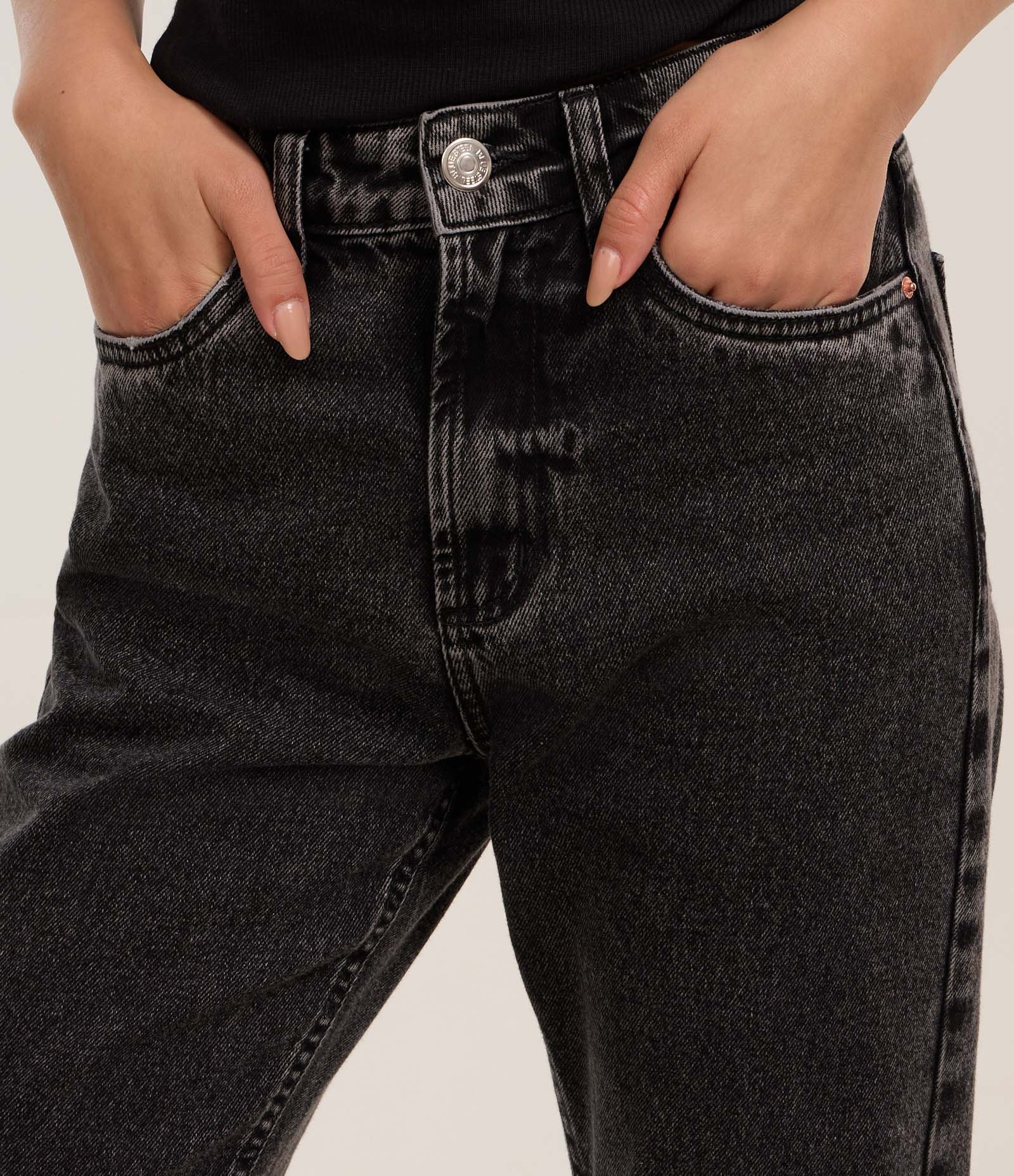 Calça Reta em Jeans com Leves Puídos nos Bolsos Preto 4