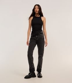 Calça Reta em Jeans com Leves Puídos nos Bolsos