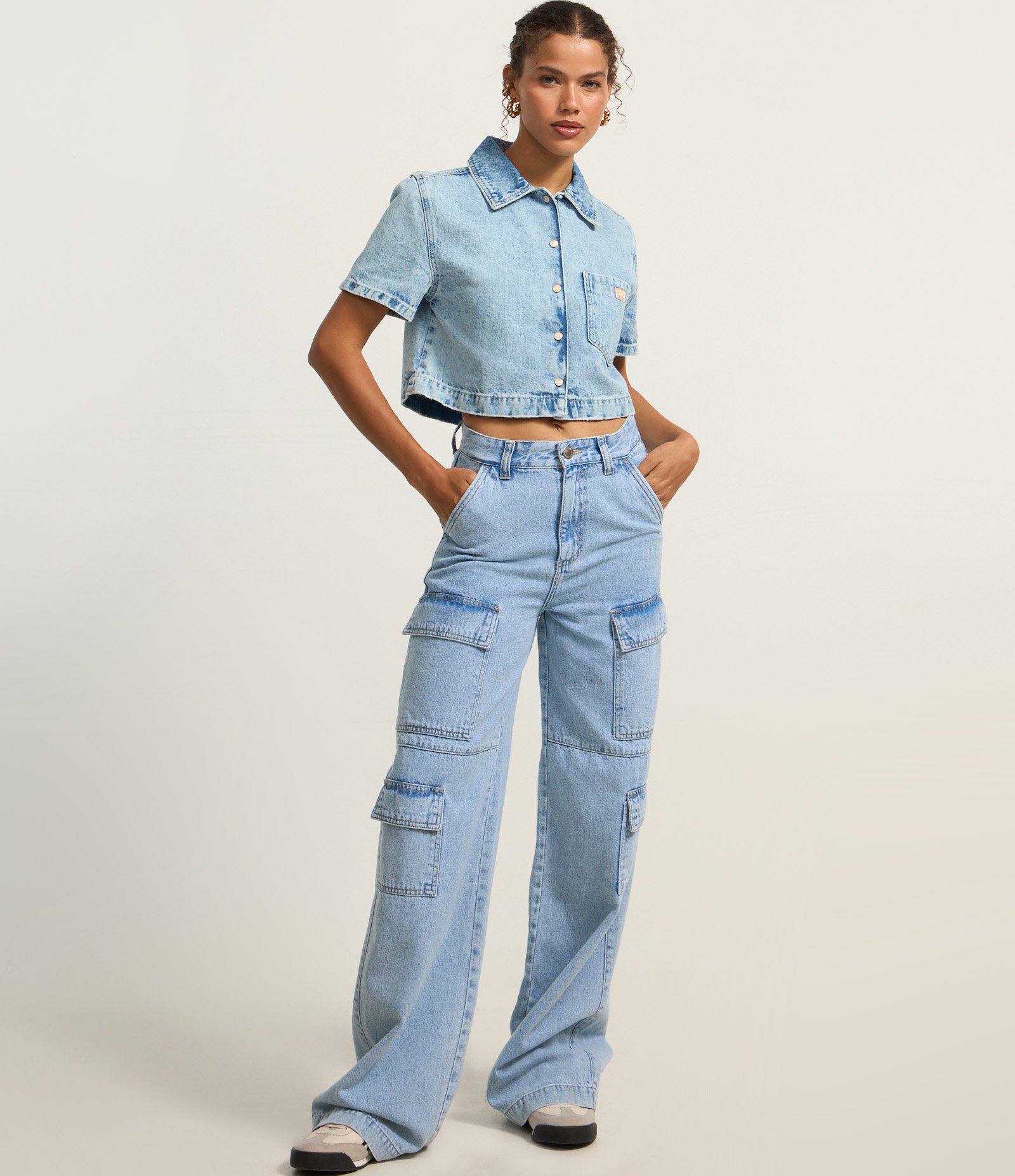 Camisa Cropped em Jeans com Bolso e Abotoamento Frontal Azul 2