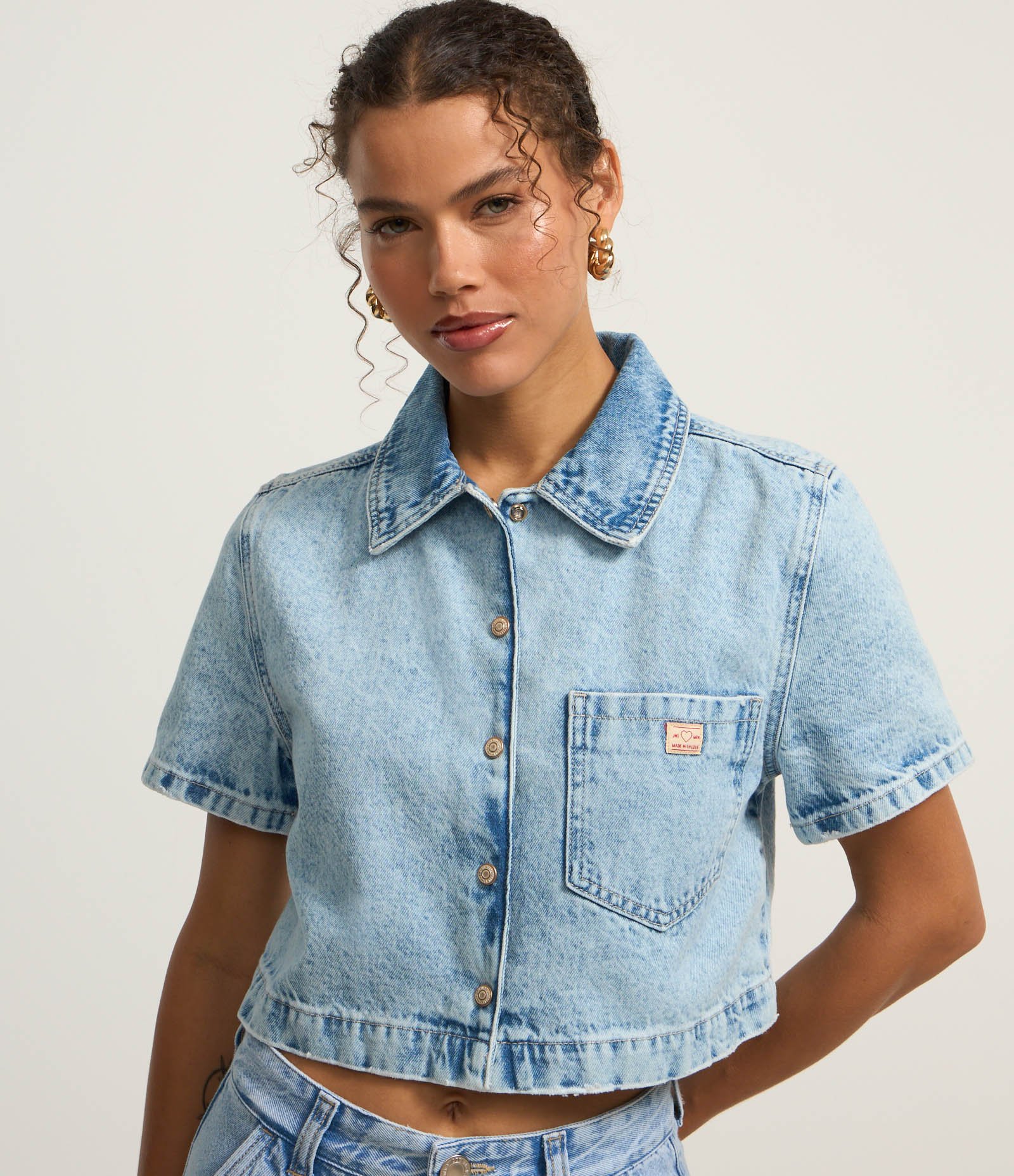Camisa Cropped em Jeans com Bolso e Abotoamento Frontal Azul 3
