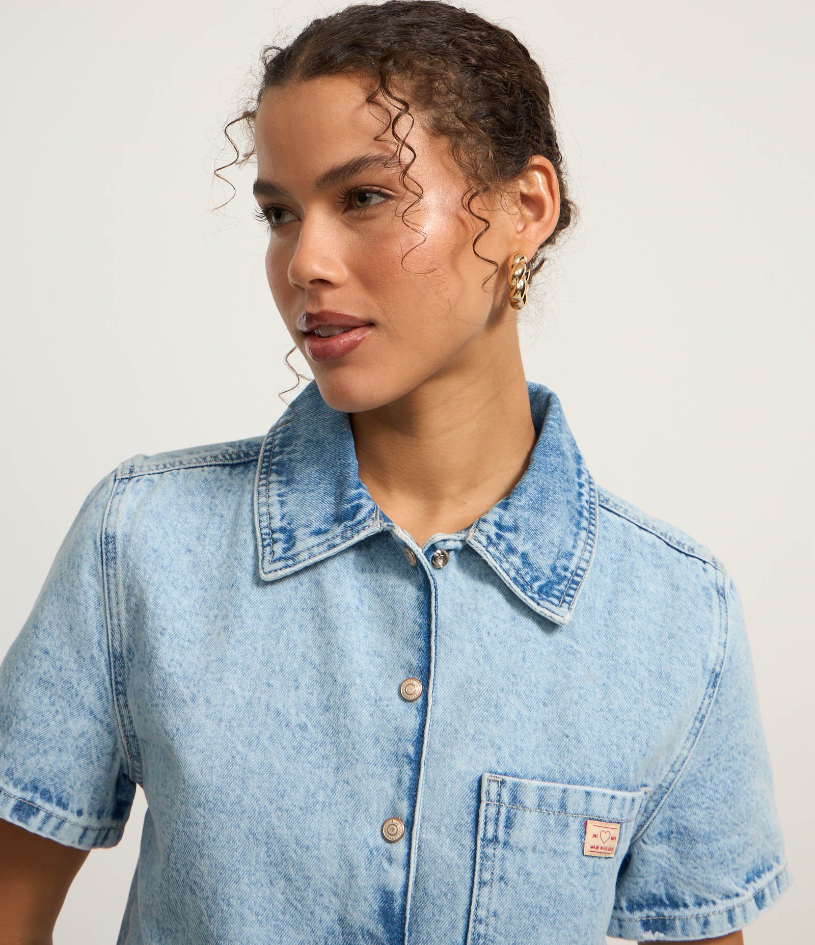 Camisa Cropped em Jeans com Bolso e Abotoamento Frontal Azul 4