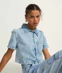 Camisa Cropped em Jeans com Bolso e Abotoamento Frontal