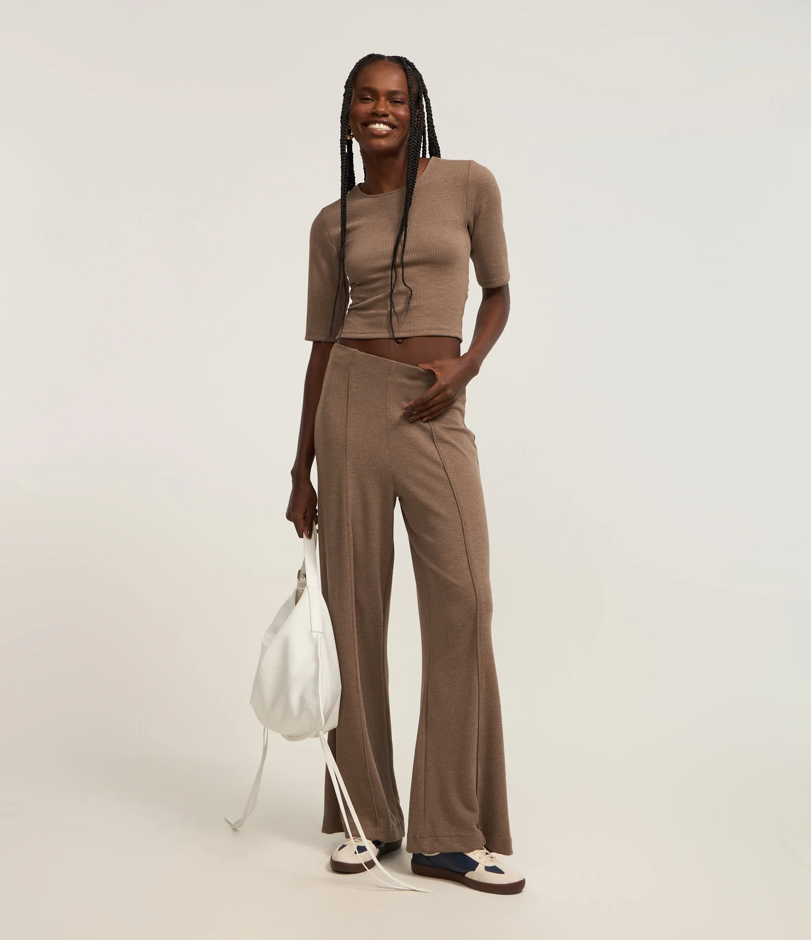 Calça Pantalona Canelada em Anarruga com Frisos Texturizados Marrom 1