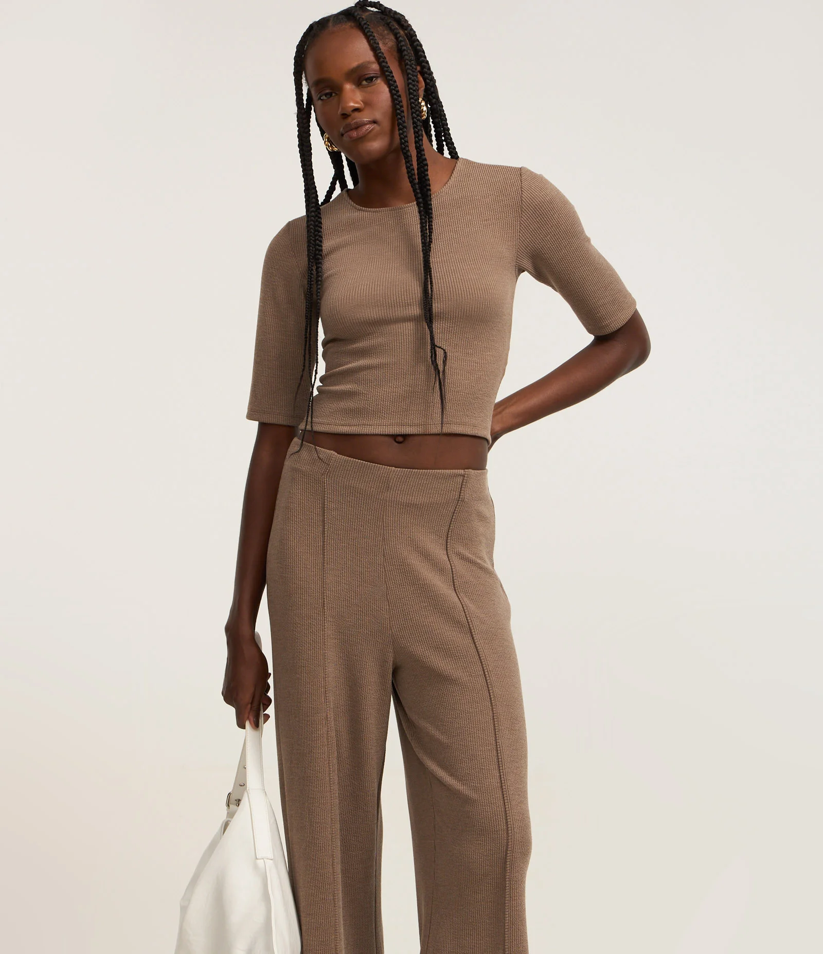 Calça Pantalona Canelada em Anarruga com Frisos Texturizados Marrom 2