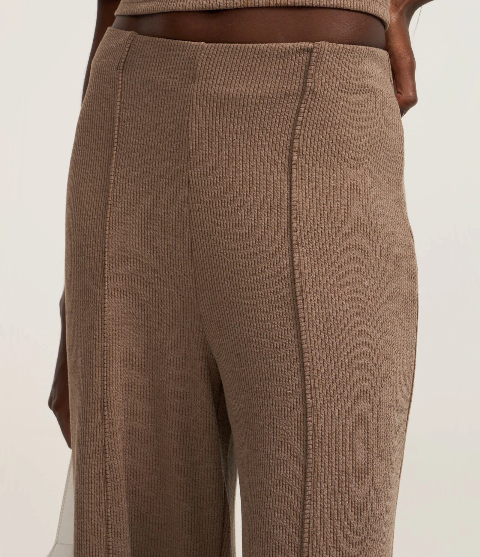 Calça Pantalona Canelada em Anarruga com Frisos Texturizados Marrom 4