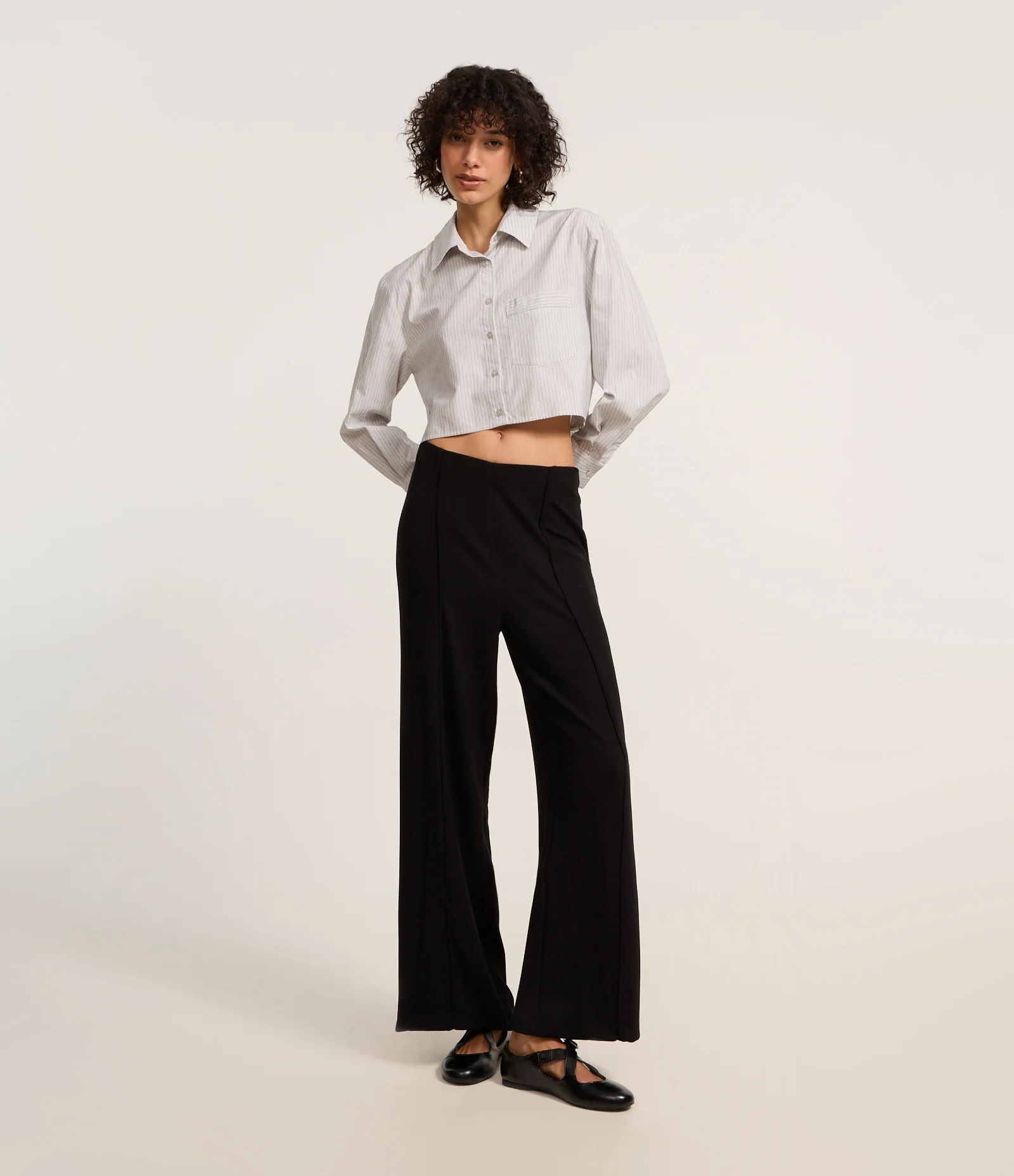 Calça Pantalona Canelada em Anarruga com Frisos Texturizados Preto 1